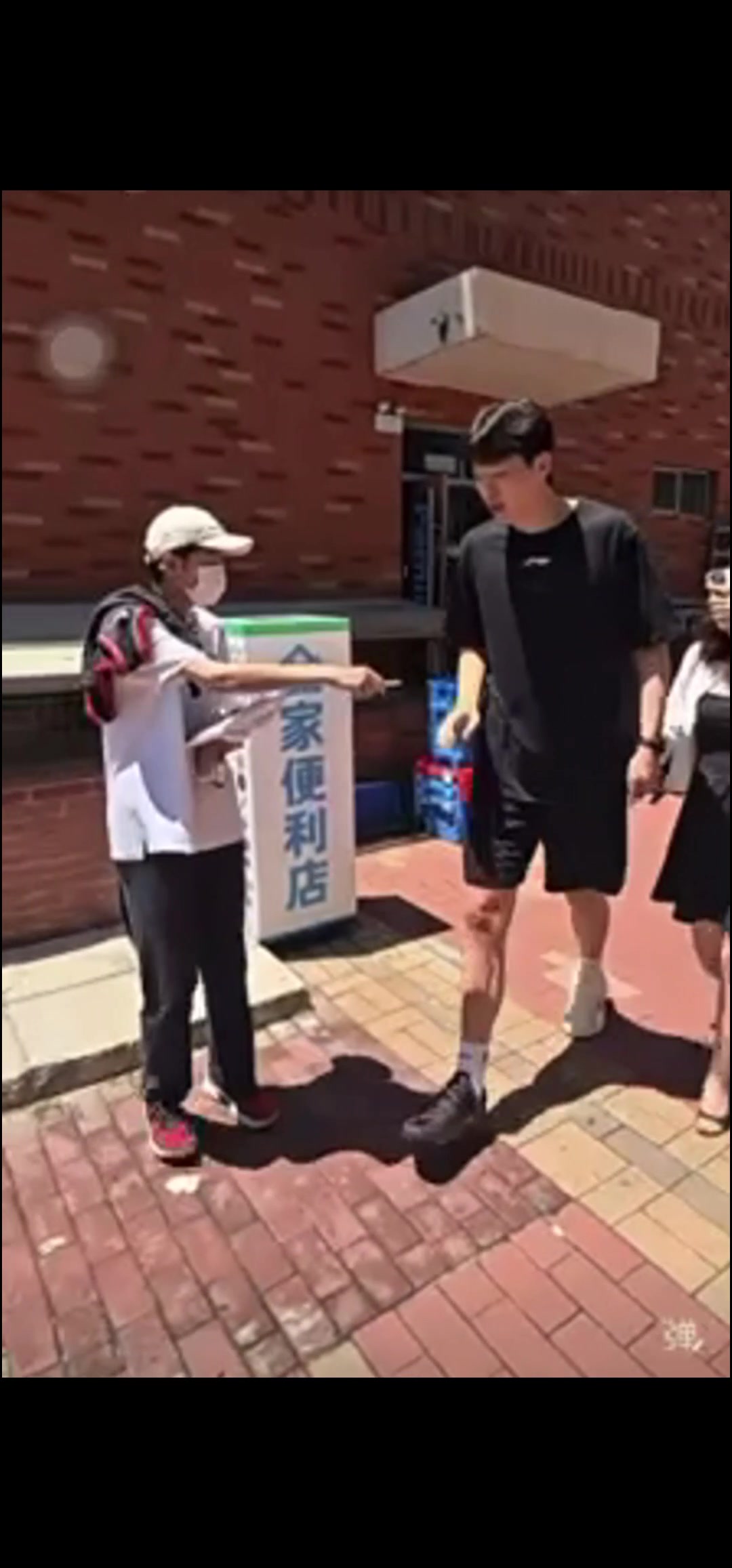 杨瀚森北京见面会离场拒签：球迷喊话“我们也没吃饭”