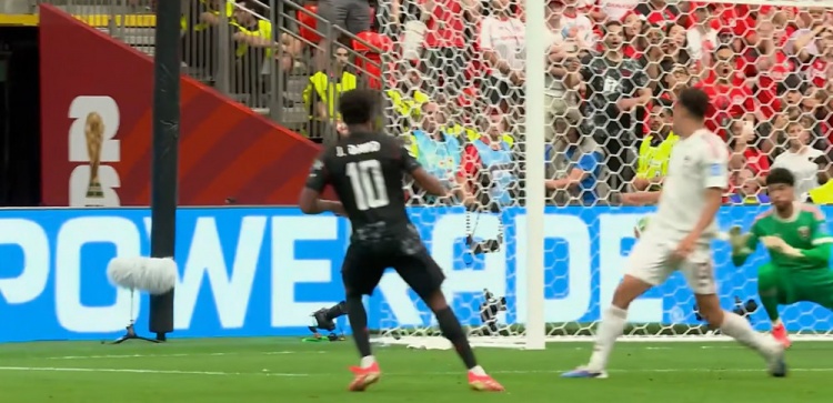 戴维双响拉林连场破门 加拿大半场3-0十人卡塔尔