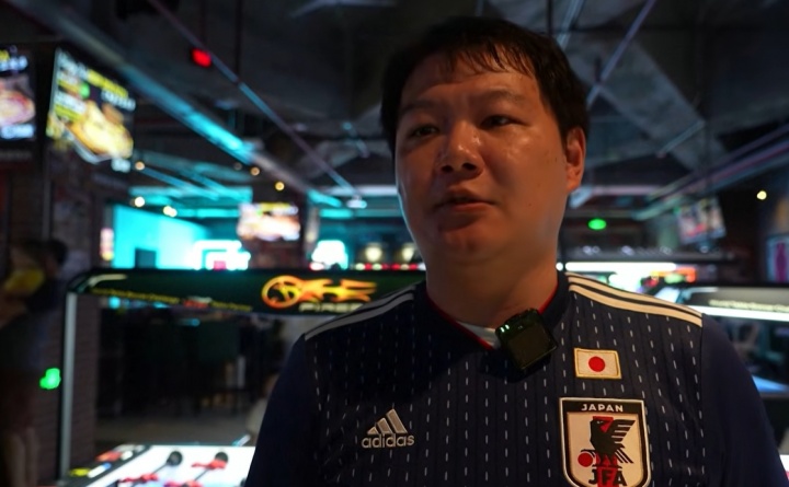 上海酒吧数十名中国球迷穿日本球衣助威:我们看《足球小将》长大 上海酒吧数十名中国球迷穿日本球衣助威:我们看《足球小将》长大