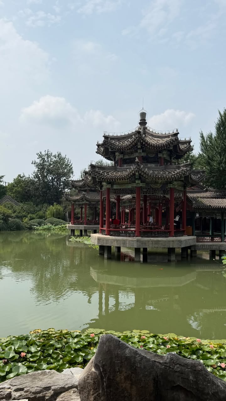 佩德里北京行：铜锅涮肉+长城，女友社媒晒图